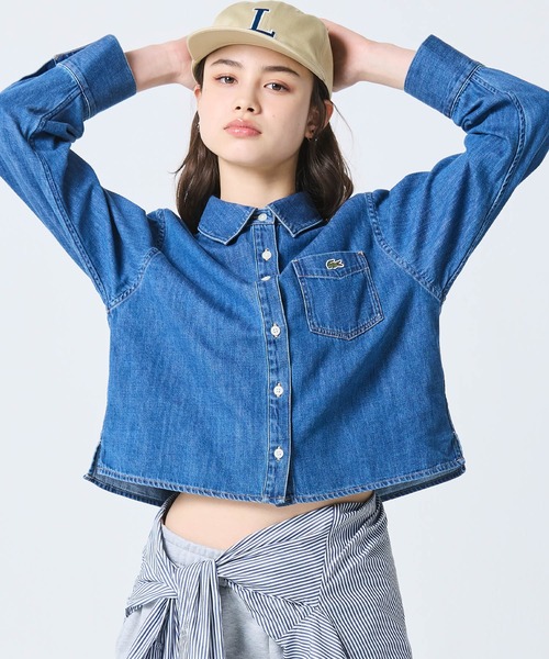 LACOSTE(ラコステ)の「デニムクロップドシャツ(シャツ/ブラウス・レディース・ブルー/オフホワイト・38/40/36/34)」の1枚目の写真