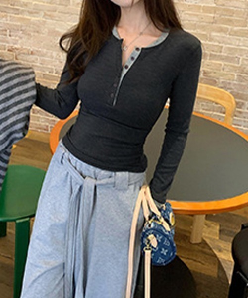 SallyLunn（サリーラン）の「配色ヘンリーネック リブトップス（シャツ/ブラウス・レディース・ブラック/ブラウン/レッド・FREE）」の10枚目の写真