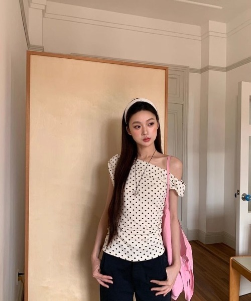 Ritzy(リッツィー)の「ドット柄 オフショルダーブラウス(Tシャツ/カットソー・レディース・ベージュ・M/L)」の3枚目の写真