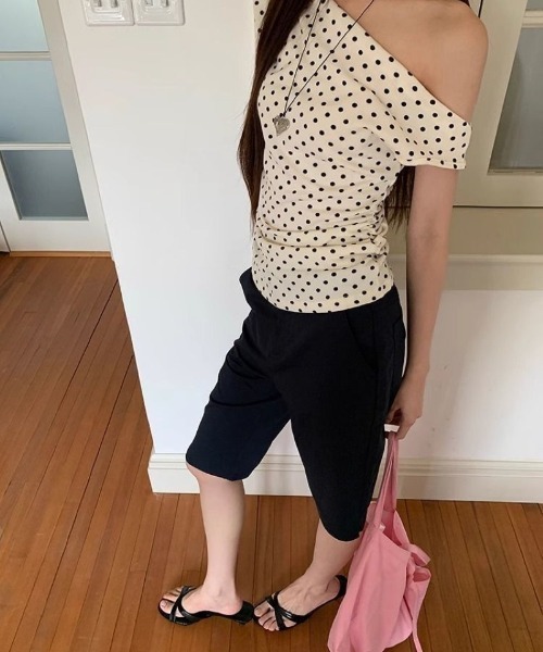 Ritzy(リッツィー)の「ドット柄 オフショルダーブラウス(Tシャツ/カットソー・レディース・ベージュ・M/L)」の5枚目の写真