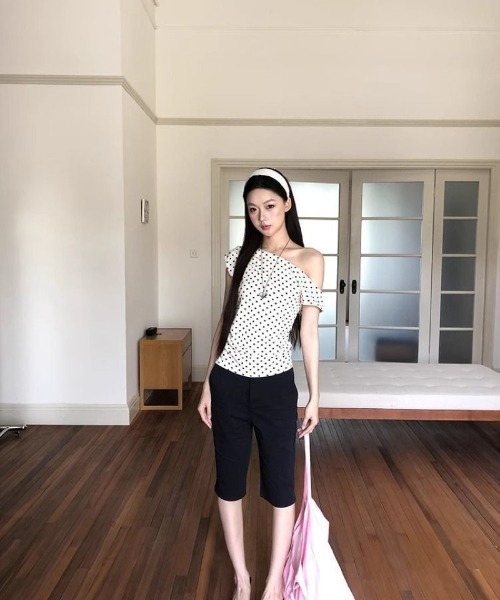 Ritzy(リッツィー)の「ドット柄 オフショルダーブラウス(Tシャツ/カットソー・レディース・ベージュ・M/L)」の7枚目の写真