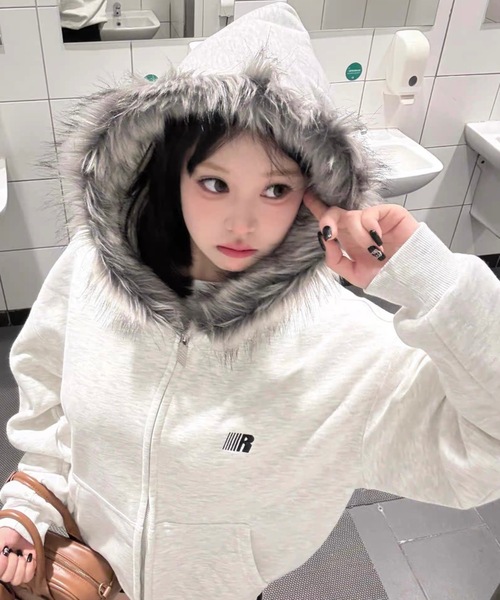 Alvia（アルビア）の「ファーフードジップアップパーカー／ロングシーズン／オーバーサイズフーディー（パーカー・レディース・ブラック/ライトグレー/グレー系その他・M）」の2枚目の写真