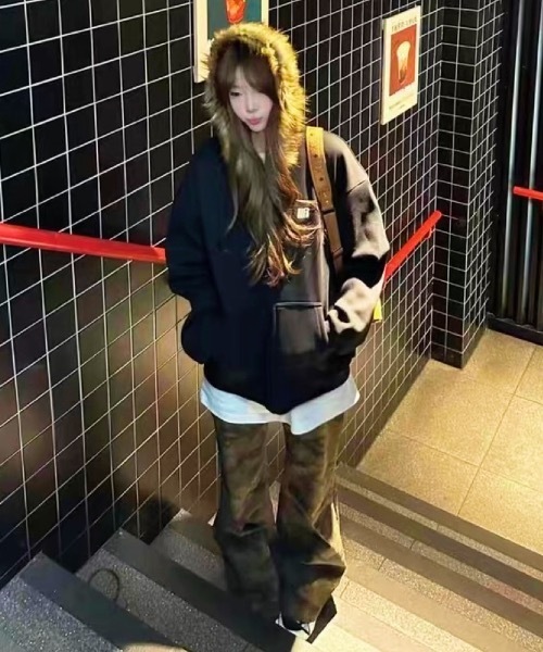 Alvia（アルビア）の「ファーフードジップアップパーカー／ロングシーズン／オーバーサイズフーディー（パーカー・レディース・ブラック/ライトグレー/グレー系その他・M）」の6枚目の写真