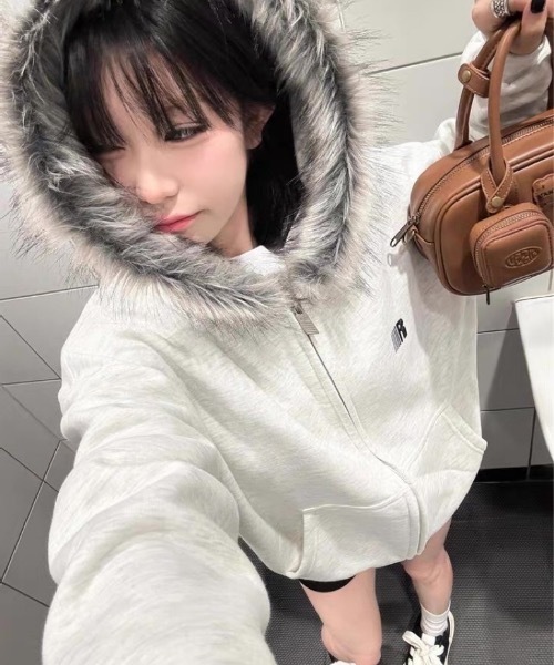 Alvia（アルビア）の「ファーフードジップアップパーカー／ロングシーズン／オーバーサイズフーディー（パーカー・レディース・ブラック/ライトグレー/グレー系その他・M）」の4枚目の写真