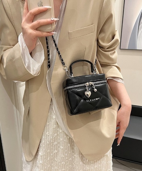 SHEPP（シープ）の「キルティングハートチャーム付バニティミニショルダーバッグ（ショルダーバッグ・レディース・ブラック/ホワイト・F）」の6枚目の写真