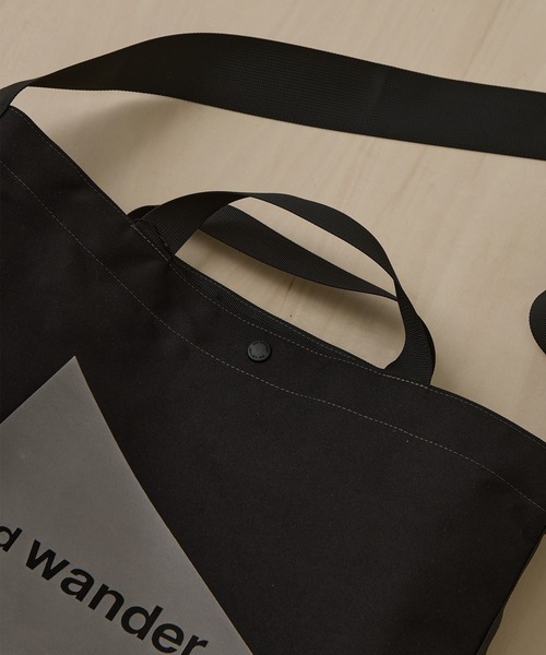 and wander（アンドワンダー）の「【and wander】recycle OX logo tote bag（トートバッグ・メンズ・ブラック・FREE）」の6枚目の写真