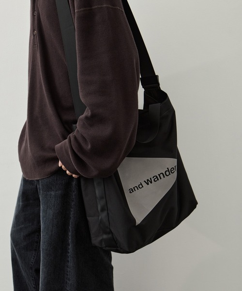and wander（アンドワンダー）の「【and wander】recycle OX logo tote bag（トートバッグ・メンズ・ブラック・FREE）」の3枚目の写真