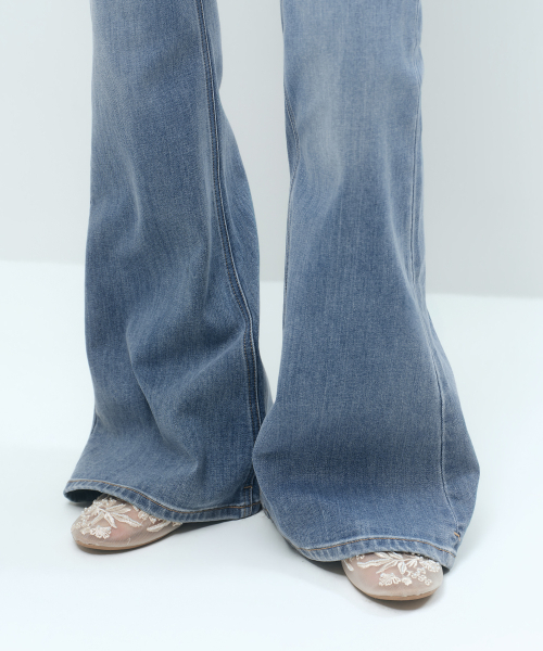 MUSINSA STANDARD WOMAN（ムシンサスタンダードウーマン）の「[クールタンダード] ウィメンズ ローライズ スリムフレア デニムパンツ [ライトインディゴ]（デニムパンツ・レディース・その他・24/25/26/27/28/29/30）」の5枚目の写真