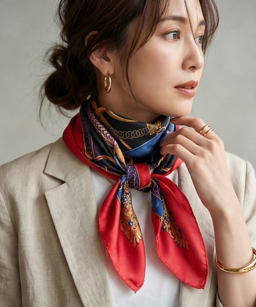 STYLE DELI(スタイルデリ)の「【DELI by】モダンモチーフサテンスクエア大判スカーフ(ストール/ショール・レディース・ブルー/ブラック/オレンジ/レッド/ブラウン・FREE)」の5枚目の写真