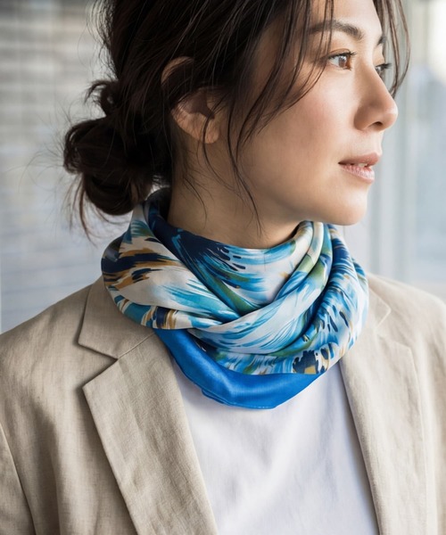 STYLE DELI(スタイルデリ)の「【DELI by】モダンモチーフサテンスクエア大判スカーフ(ストール/ショール・レディース・ブルー/ブラック/オレンジ/レッド/ブラウン・FREE)」の4枚目の写真