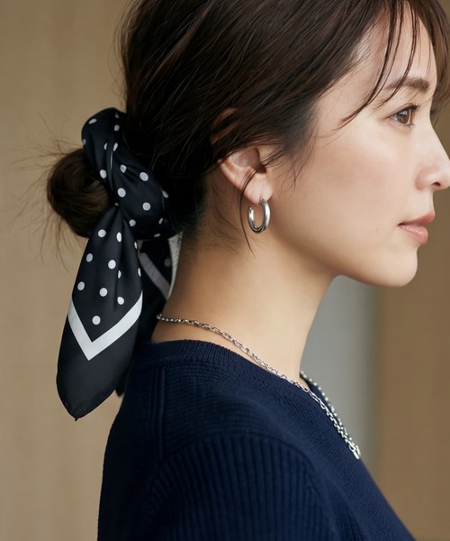 STYLE DELI(スタイルデリ)の「【DELI by】モダンモチーフサテンスクエア大判スカーフ(ストール/ショール・レディース・ブルー/ブラック/オレンジ/レッド/ブラウン・FREE)」の9枚目の写真