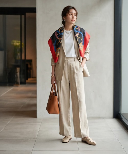 STYLE DELI(スタイルデリ)の「【DELI by】モダンモチーフサテンスクエア大判スカーフ(ストール/ショール・レディース・ブルー/ブラック/オレンジ/レッド/ブラウン・FREE)」の12枚目の写真