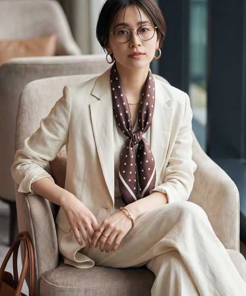 STYLE DELI(スタイルデリ)の「【DELI by】モダンモチーフサテンスクエア大判スカーフ(ストール/ショール・レディース・ブルー/ブラック/オレンジ/レッド/ブラウン・FREE)」の13枚目の写真