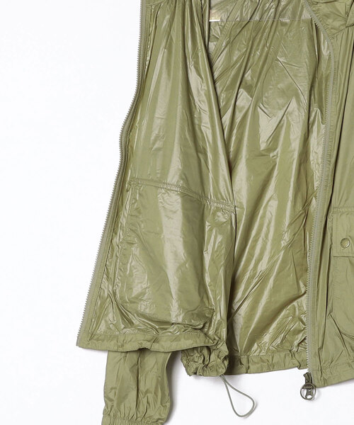Barbour(バブアー)の「Rowane シャワープルーフ ジャケット(レディース)(ナイロンジャケット・レディース・クリーム/オリーブ・8/10)」の6枚目の写真