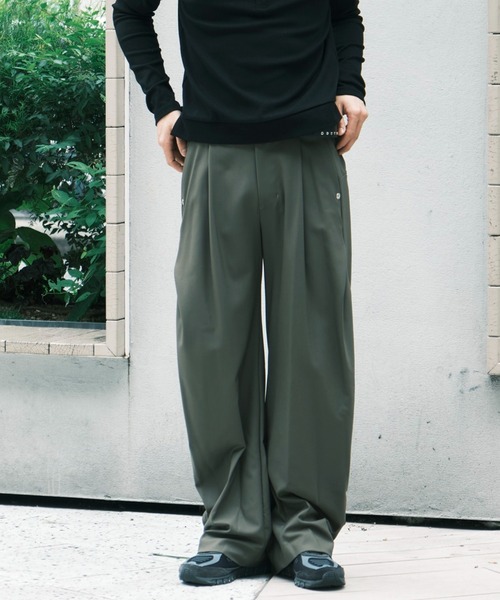 CONZ(コンズ)の「curve leg trousers 2.0/バレルレッグシルエット/バルーンシルエット/NVRFRGT(スラックス・メンズ・ライトブラウン/ブラック/カーキ/ストライプ・1/2/3)」の1枚目の写真