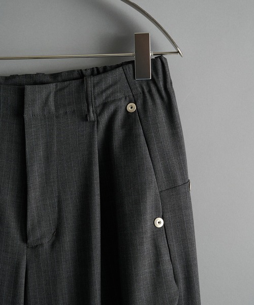CONZ(コンズ)の「curve leg trousers 2.0/バレルレッグシルエット/バルーンシルエット/NVRFRGT(スラックス・メンズ・ライトブラウン/ブラック/カーキ/ストライプ・1/2/3)」の20枚目の写真