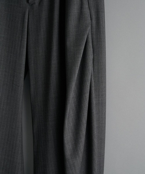 CONZ(コンズ)の「curve leg trousers 2.0/バレルレッグシルエット/バルーンシルエット/NVRFRGT(スラックス・メンズ・ライトブラウン/ブラック/カーキ/ストライプ・1/2/3)」の21枚目の写真