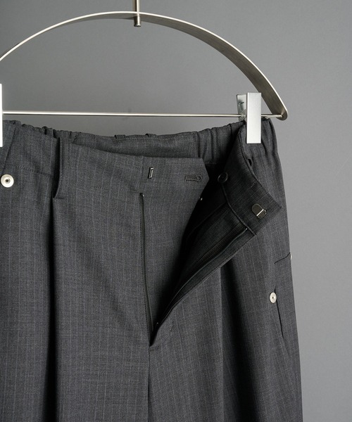 CONZ(コンズ)の「curve leg trousers 2.0/バレルレッグシルエット/バルーンシルエット/NVRFRGT(スラックス・メンズ・ライトブラウン/ブラック/カーキ/ストライプ・1/2/3)」の22枚目の写真
