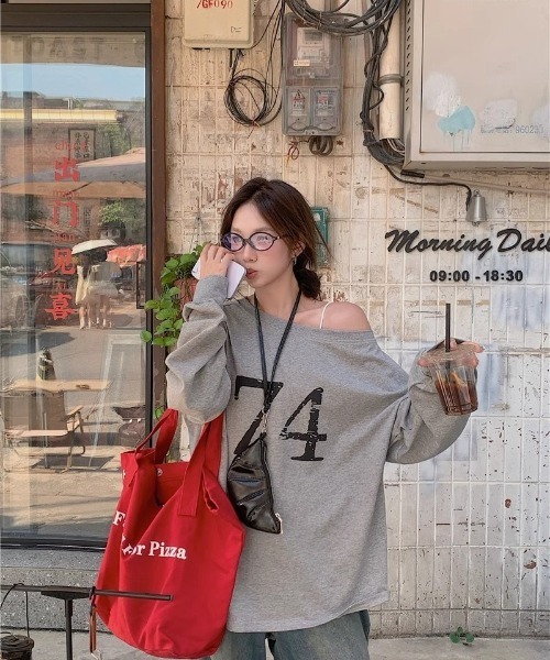 Ritzy(リッツィー)の「オーバーサイズ オフショルダールーズロングTシャツ(Tシャツ/カットソー・レディース・グレー/レッド・M)」の1枚目の写真