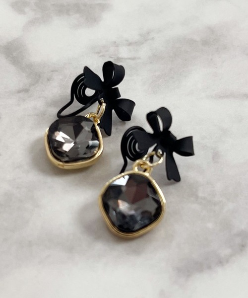 yu-ka(ユーカ)の「YU-KA:リボン&ビジューイヤリング Ribbon and rhinestone earrings(イヤリング・レディース・ブラック・FREE)」の2枚目の写真