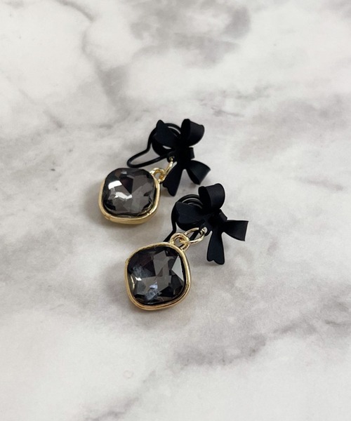 yu-ka(ユーカ)の「YU-KA:リボン&ビジューイヤリング Ribbon and rhinestone earrings(イヤリング・レディース・ブラック・FREE)」の3枚目の写真