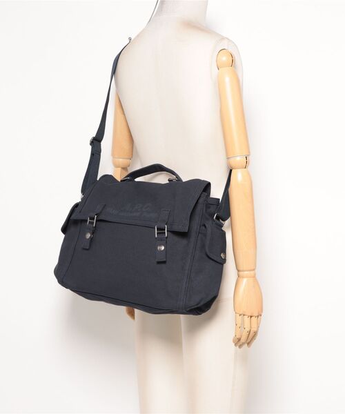 A.P.C.(アーペーセー)の「BESACE RECUPERATION(ショルダーバッグ・メンズ・ダークネイビー・ONESIZE)」の5枚目の写真