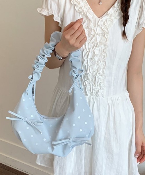 DIAVEL（ディアベル）の「【ドット柄リボン】ギャザーハンドルワンショルダーバッグ（ショルダーバッグ・レディース・ブラック/ホワイト/ブルー/ピンク・F）」の3枚目の写真