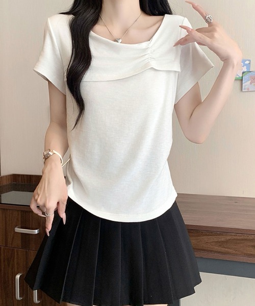 2ly2(トゥーリートゥー)の「ドレープネック ギャザー半袖カットソー(Tシャツ/カットソー・レディース・ブラック/オフホワイト/ブルー/ライトイエロー・FREE)」の2枚目の写真