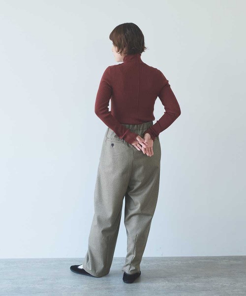 yuni(ユニ )の「14G merino/w switching rib high neck pullover(ニット/セーター・レディース・ブラック/イエロー/パープル/ブラウン・FREE)」の6枚目の写真