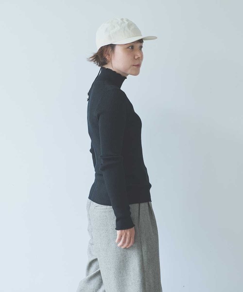 yuni(ユニ )の「14G merino/w switching rib high neck pullover(ニット/セーター・レディース・ブラック/イエロー/パープル/ブラウン・FREE)」の22枚目の写真