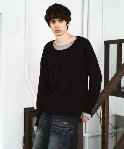 CAMPHOR WOOD(カンファーウッド)の「DOUBLE LAYERED V-NECK SWEATER / ダブルレイヤードVネックセーター(ニット/セーター・メンズ・スミクロ/ブラック/レッド/ブラック系その他・MEDIUM/LARGE)」の1枚目の写真