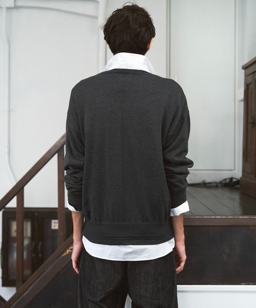 CAMPHOR WOOD(カンファーウッド)の「DOUBLE LAYERED V-NECK SWEATER / ダブルレイヤードVネックセーター(ニット/セーター・メンズ・スミクロ/ブラック/レッド/ブラック系その他・MEDIUM/LARGE)」の18枚目の写真