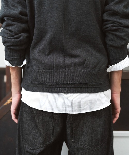 CAMPHOR WOOD(カンファーウッド)の「DOUBLE LAYERED V-NECK SWEATER / ダブルレイヤードVネックセーター(ニット/セーター・メンズ・スミクロ/ブラック/レッド/ブラック系その他・MEDIUM/LARGE)」の13枚目の写真