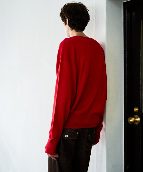 CAMPHOR WOOD(カンファーウッド)の「DOUBLE LAYERED V-NECK SWEATER / ダブルレイヤードVネックセーター(ニット/セーター・メンズ・スミクロ/ブラック/レッド/ブラック系その他・MEDIUM/LARGE)」の8枚目の写真