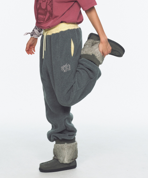 MENASOO(ミナス)の「Waist Point Warm Fleece Jogger Pants_Charcoal(スウェットパンツ・レディース・チャコール・1/2)」の6枚目の写真
