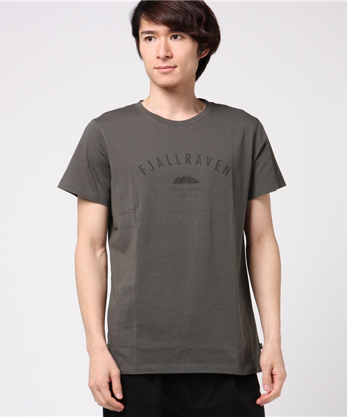 FJALL RAVEN （フェールラーベン）の「Trekking Equipment T-Shirt (FJALLRAVEN/フェールラーベン)（Tシャツ/カットソー・メンズ・グレー/ブルー/スミクロ/マスタード/グリーン/ダークネイビー・L/M/XL）」の3枚目の写真