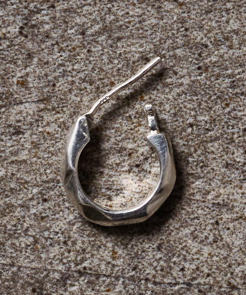 STUDIOUS（ステュディオス）の「STUDIOUS シルバー “tataki” ピアス（ピアス（片耳用）・メンズ・シルバー・FREE）」の5枚目の写真