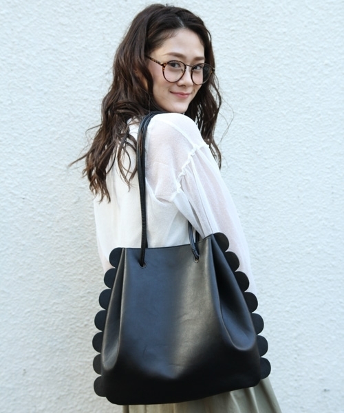 PAGEBOY（ページボーイ）の「スカラップトートバッグ（トートバッグ・レディース・ブラック/レッド/オフホワイト・FREE）」の2枚目の写真