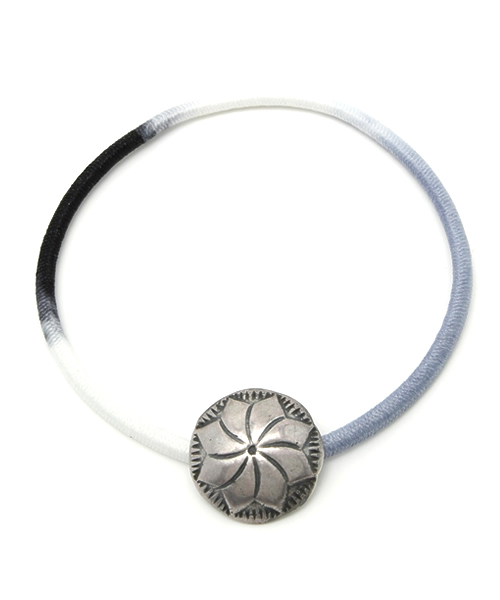 BEAMS（ビームス）の「Navajo Design×BEAMS / 別注 コンチョゴム（ヘアゴム・メンズ・その他1/その他2・ONE SIZE）」の2枚目の写真