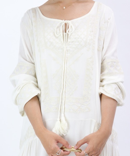 OSYAREVO(オシャレボ)の「刺繍マキシワンピース(ワンピース・レディース・ネイビー/オフホワイト・38)」の7枚目の写真