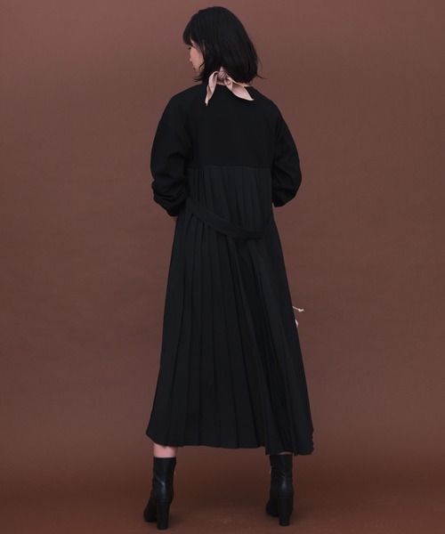 Aunt Marie's（アントマリーズ）の「AUNT MARIE'S バックプリーツカットワンピース（ワンピース・レディース・ブラック/ブラウン/ベージュ/モカ・FREE）」の2枚目の写真