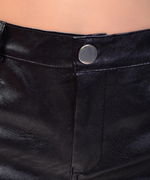 babyShoop（ベイビーシュープ）の「サイドベルト フェイクレザーショートパンツ（その他パンツ・レディース・ブラック・MEDIUM/LARGE/X-LARGE/SMALL）」の6枚目の写真