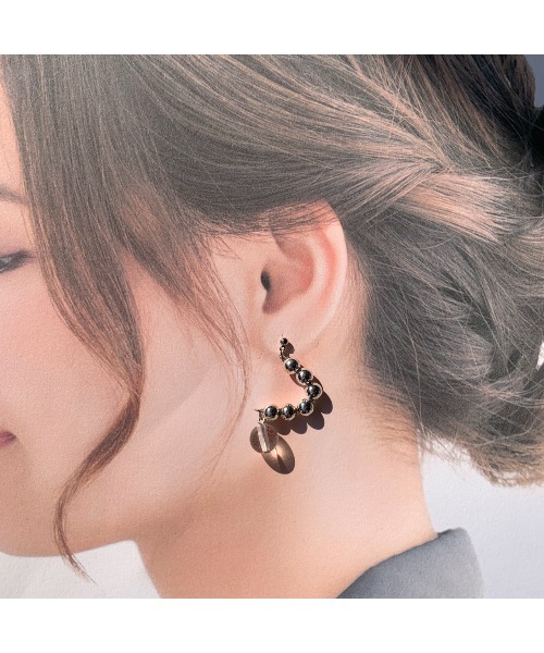 tone(トーン)の「【-lensa-】メタリックハーフフープピアス(MA)(ピアス(両耳用)・レディース・シルバー・FREE)」の4枚目の写真