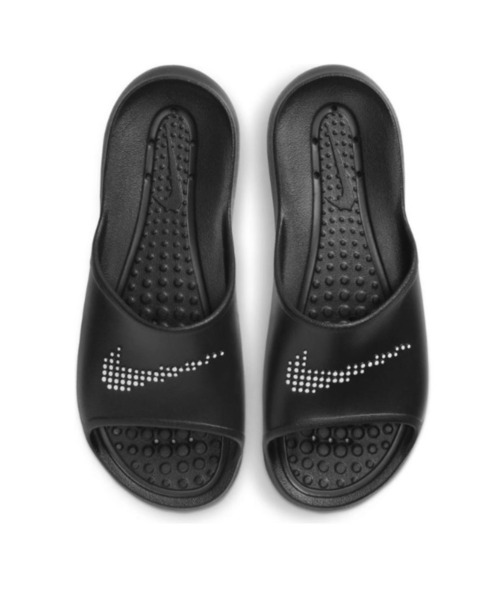 NIKE(ナイキ)の「NIKE ナイキ VICTORI ONE SHOWER SLIDE ヴィクトリー ONE シャワー スライド MCZ5478 001BLACK/WHITE(サンダル・メンズ・ブラック系その他・30.0cm/24.0cm/25.0cm/26.0cm/27.0cm/28.0cm/29.0cm)」の1枚目の写真