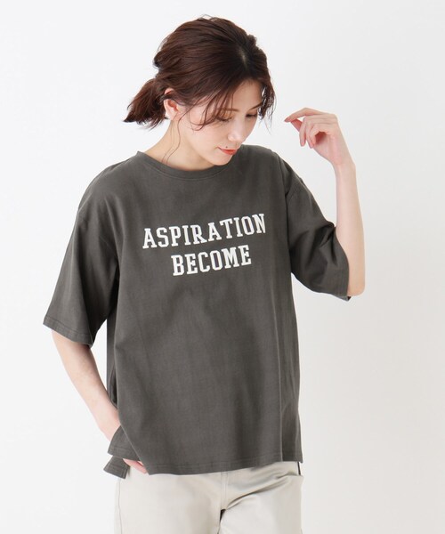 SHOO・LA・RUE（シューラルー）の「◆ドロップショルダーグラフィックTシャツ（Tシャツ/カットソー・レディース・オフホワイト/ライトパープル/チャコール/ホワイト系3/ホワイト系6/ブラック系3/ブラック系5/ベージュ系4/アイボリー系6/ダークグリーン系6/ブルー系5/ピンク系9・02/03/04）」の7枚目の写真