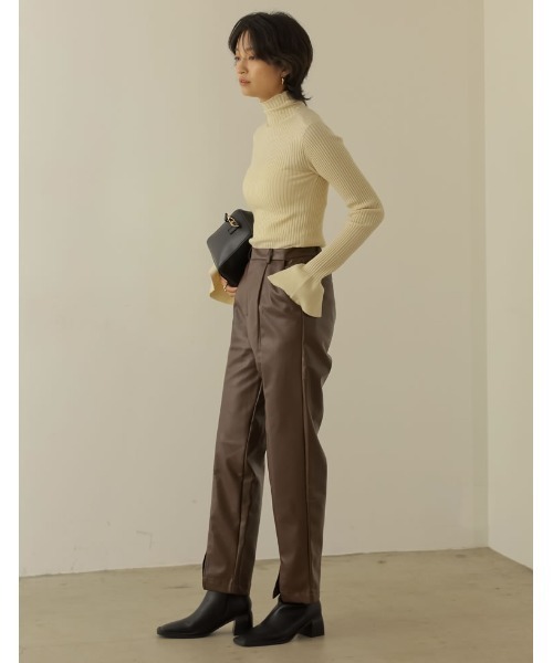 Re:EDIT（リエディ）の「[低身長/高身長サイズ有]フェイクレザーストレートパンツ（スラックス・レディース・ブラウン/ベージュ/ブラック/グリーン・MEDIUM/LARGE/TALL/SHORT）」の18枚目の写真