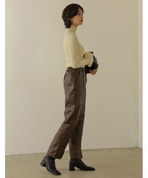 Re:EDIT（リエディ）の「[低身長/高身長サイズ有]フェイクレザーストレートパンツ（スラックス・レディース・ブラウン/ベージュ/ブラック/グリーン・MEDIUM/LARGE/TALL/SHORT）」の19枚目の写真