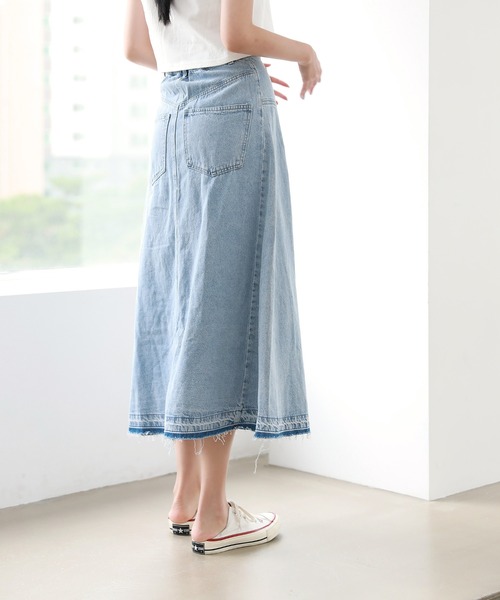 by muni:r（バイ ムニール）の「トレンディ ピンタック スリット デニム ロング スカート（スカート・レディース・ブルー・SMALL/MEDIUM）」の4枚目の写真