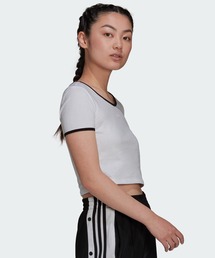 adidas（アディダス）の「スリム クロップドTシャツ