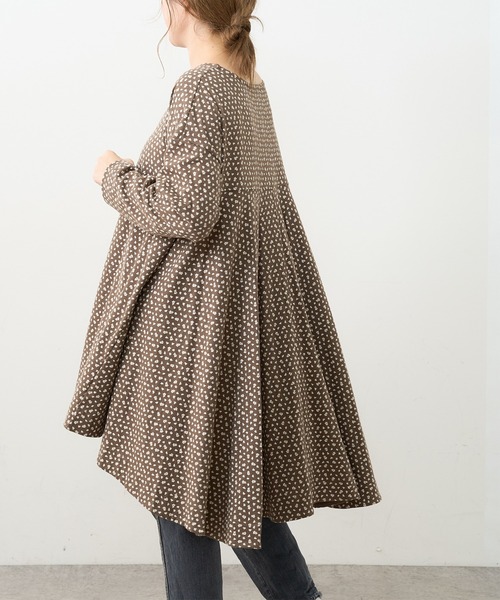 PUAL CE CIN（ピュアルセシン）の「小花プリント抜染プリントチュニック（Tシャツ/カットソー・レディース・チャコール/ブラウン/ベージュ/ブルー・FREE）」の2枚目の写真